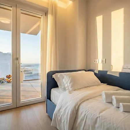 Palazzo Verdi - Seafront Luxe Retreat アパート バーリ