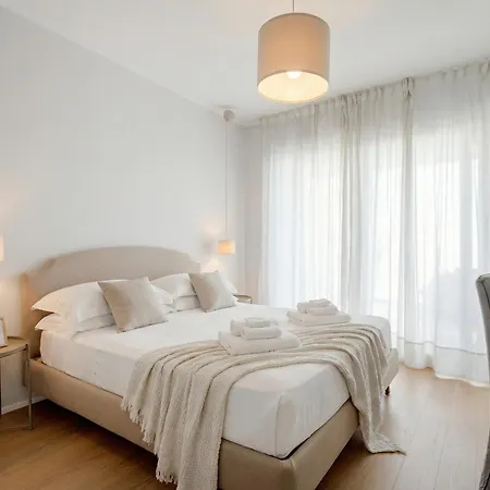 Palazzo Verdi - Seafront Luxe Retreat アパート