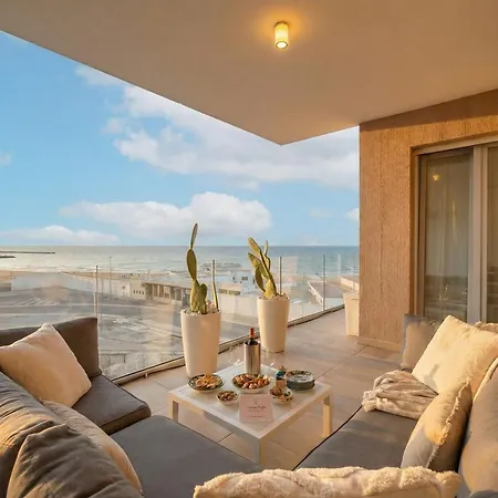 Palazzo Verdi - Seafront Luxe Retreat アパート